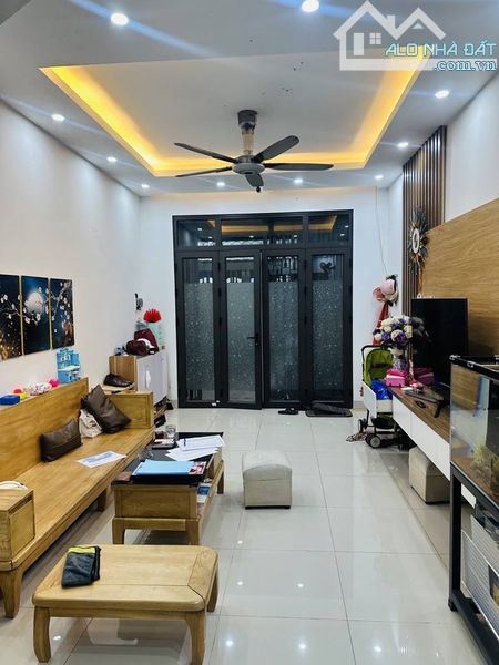 Bán nhà Vũ Tông Phan - TX , DT 41m2 ,Giá Hơn 7 tỷ , Lo góc , 2 Thoáng - 1