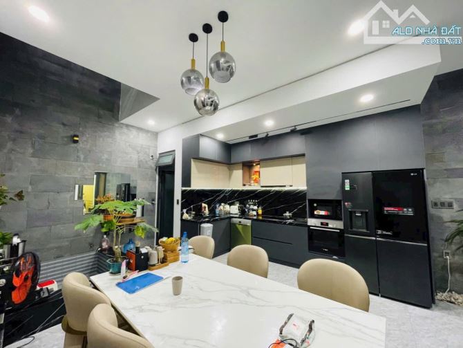 Nhà 7 tầng thiết kế hiện đại gần biển . Có thang máy đầy đủ - 1