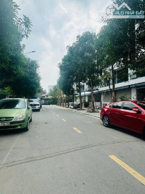 BÁN ĐẤT TẶNG NHÀ C4 MẶT PHỐ ĐỨC GIANG
HÀNG XÓM CHUNG CƯ BÌNH MINH
62m² - NHỈNH 10 TỶ (CÓ - 1