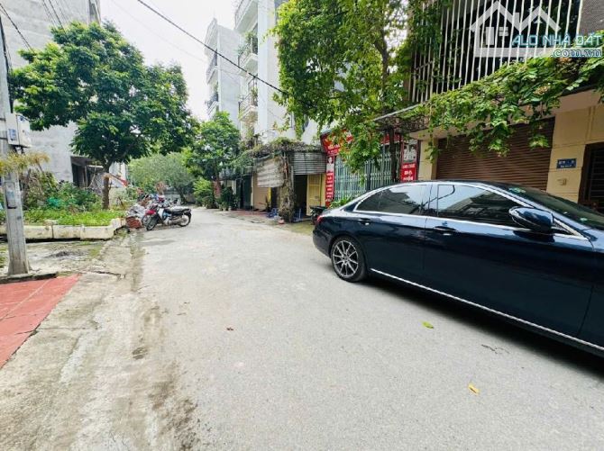 Văn khê 83m mt5m 4tầng vỉa hè ô tô tránh, vừa ở vừa kinh doanh, vị trí rất đẹp