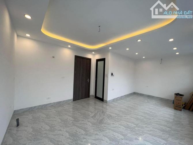 Bán nhà đệp ở ngay Hoàng Cầu Đống Đa. DT53m, 7 tầng 4 ngủ, MT7m Giá 11.3 tỷ - 2