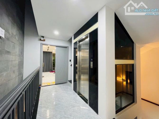 Nhà 7 tầng thiết kế hiện đại gần biển . Có thang máy đầy đủ - 2