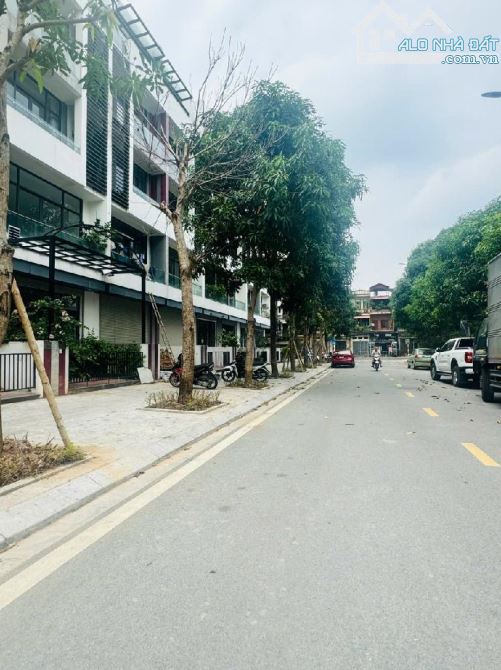 BÁN ĐẤT TẶNG NHÀ C4 MẶT PHỐ ĐỨC GIANG
HÀNG XÓM CHUNG CƯ BÌNH MINH
62m² - NHỈNH 10 TỶ (CÓ - 2