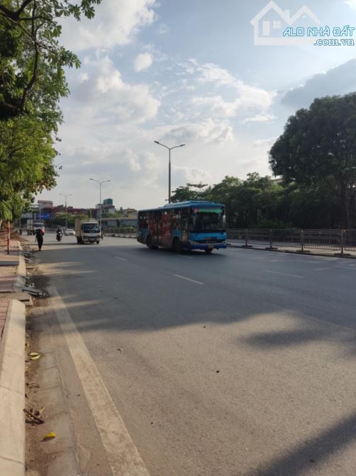 Bán Đất MP Ngọc Hồi , dt 195m, C4, Mt 7.8m. Gia ban 37.5 tỷ. LH Huy Ông Địa - 4