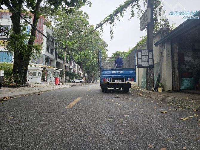 BÁN ĐẤT TẶNG NHÀ C4 MẶT PHỐ ĐỨC GIANG
HÀNG XÓM CHUNG CƯ BÌNH MINH
62m² - NHỈNH 10 TỶ (CÓ - 4