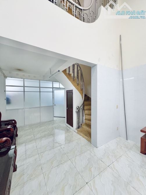 CẦN BÁN GẤP NHÀ 4 TẦNG 4PN 6 PTRỌ SÁT TÊN LỬA 5.5 x 32M CHỈ 8.2 TỶ - 1