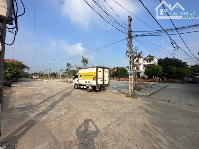 Bán đất sẵn nhà C4 Nam Hồng, Đông Anh, 51m, ô tô 7 chỗ đậu , view Sân chơi, Nhỉnh 3 tỷ - 2