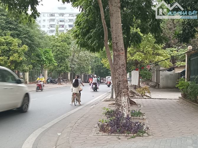 Bán Biệt thự đường Hoàng Quán Chi, Đường 4 Ô tô tránh, vỉa hè DT 340m2, MT 16m, Giá 100 tỷ