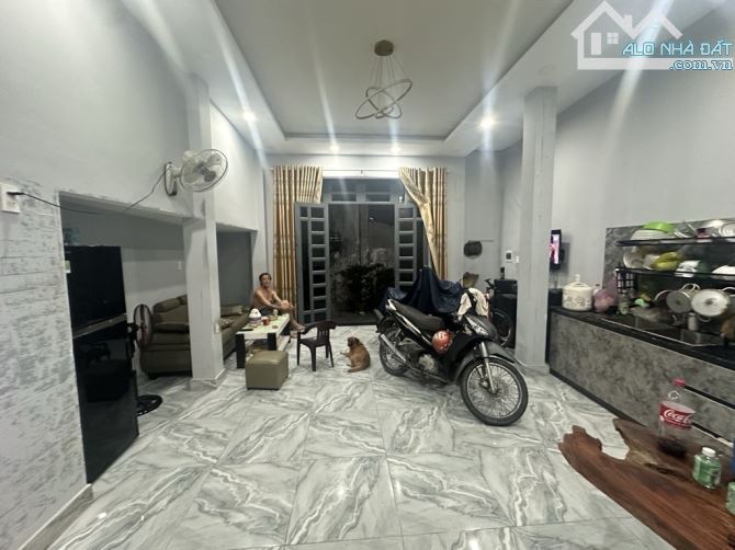 GẤP BÁN NHÀ NGUYỄN VĂN QUÁ Q12 ,6 × 11 BTCT 3 TẦNG XE HƠI TỚI NHÀ HƠN 3 TỶ