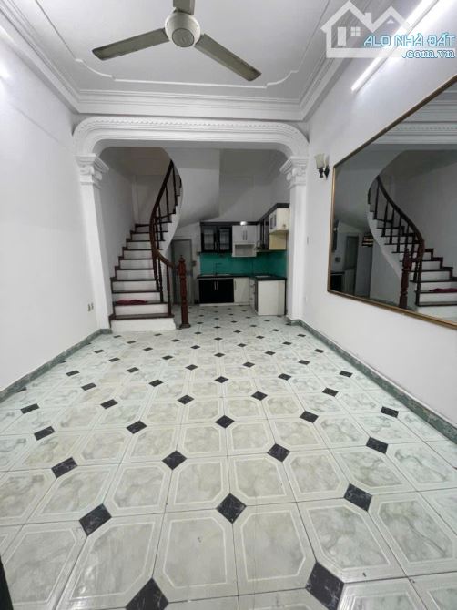 SIÊU ĐẸP Nhà Giáp Bát Hoàng Mai, 30m2 - 10M RA Ô TÔ TRÁNH, ĐỦ 3 NGỦ, LÔ GÓC, Chỉ 5,4 Tỷ. - 1