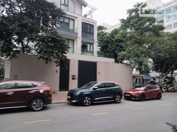 Bán Biệt thự đường Hoàng Quán Chi, Đường 4 Ô tô tránh, vỉa hè DT 340m2, MT 16m, Giá 100 tỷ - 2