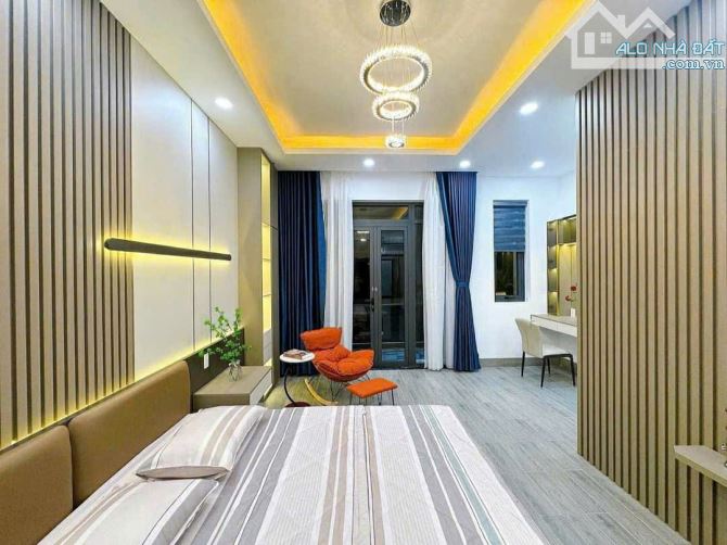 HÀNG HIẾM ! NHÀ MẶT TIỀN gần THĂNG LONG và SÔNG: 100m² ngang 5m - 3 TẦNG 4 PN - 2