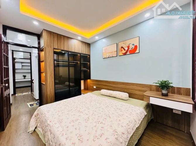 BÁN GẤP SIÊU PHẨM HOÀNG QUỐC VIỆT 43m2 6TẦNG-LÔ GÓC-MẶT NGÕ 1 NHÀ RA PHỐ-ÔTÔ NHỎ QUA NHÀ C - 2