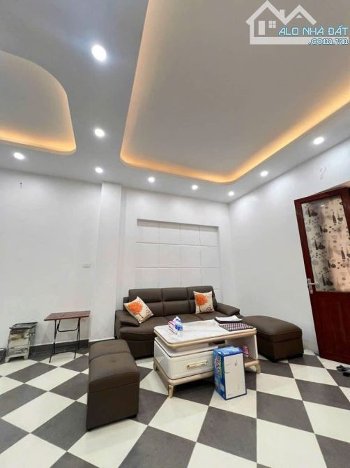 TRUNG TÂM CẦU GIẤY - NHÀ ĐẸP SĂN Ở - TIỆN ÍCH BẠT NGÀN - GẦN NHIỀU TRƯỜNG ĐH LỚN - 38M2 - 3