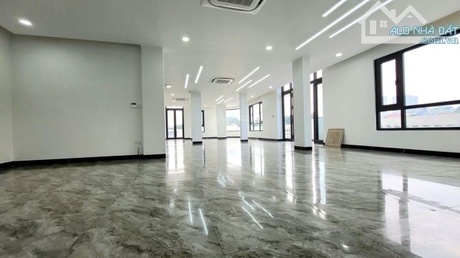 Cho thuê nhà mặt phố Bà Triệu, mới cứng thang máy, diện tích sử dụng gần 200m2, MT 6m, chỉ