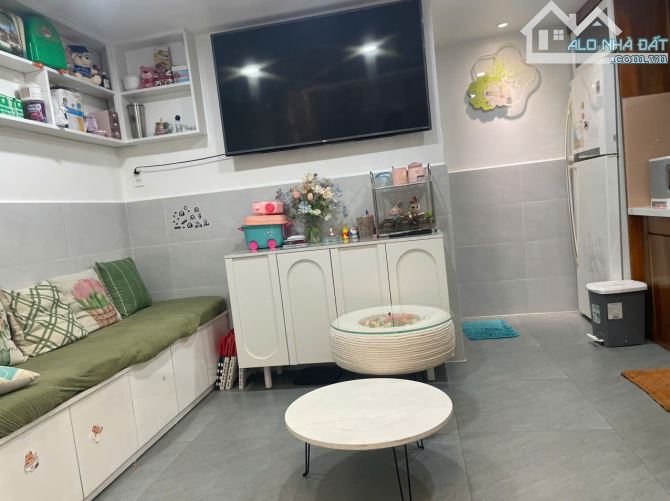 NHỈNH 3 TỶ CÓ NGAY NHÀ ĐẸP 3 TẦNG NỘI THẤT XỊN -HẺM XE HƠI THÔNG TÂN KỲ TÂN QUÝ - 2 P. NGỦ