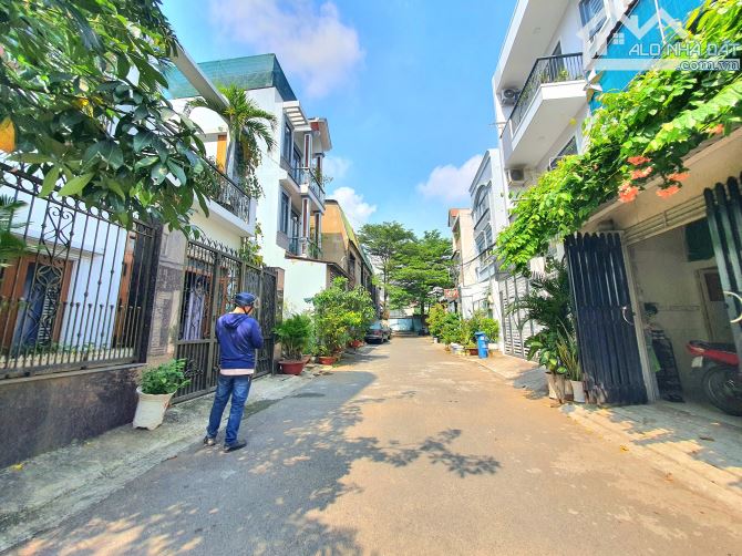 Bán đất hẻm đường 102 , TNPA, Q9 - DT : 57.6m2 ngang 4x14.4m chỉ 4 tỷ