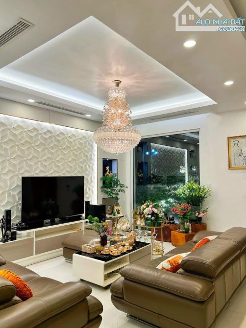 Bán gấp biệt thự KĐT Trung Yên Trung Hòa, nhà đẹp, thang máy,ngõ to vỉa hè,gần phố, ở víp