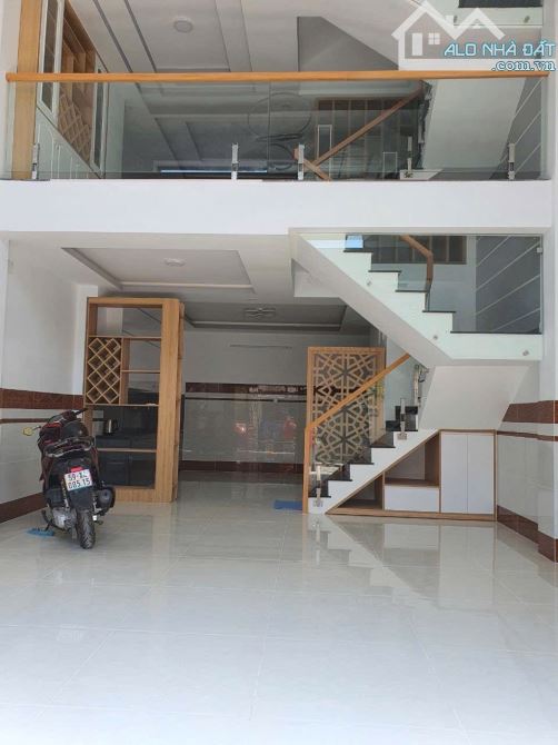 Nhà 3 lầu 1 lửng Võ Văn Hát dt 210m2 sàn sổ riêng ngang bề thế 5,5m - 1