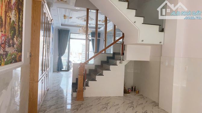 Bán căn nhà ngay Chợ Đầu Mối Hóc Môn 80m2, 3 tầng 4 phòng khép kín - 1