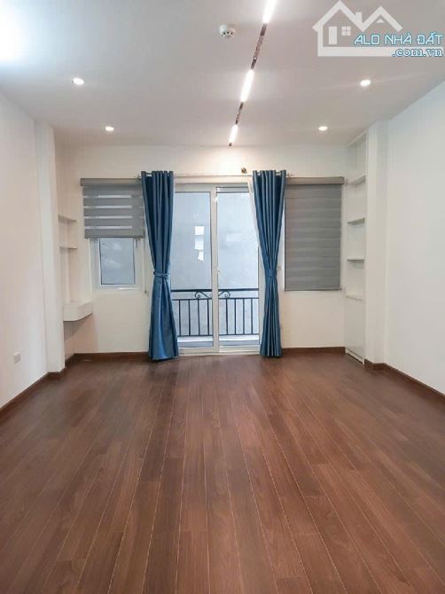 TRUNG TÂM CẦU GIẤY - NHÀ MỚI ĐẸP Ở NGAY - GẦN PHỐ - GẦN NHIỀU TRƯỜNG ĐẠI HỌC - 33M2 - 3