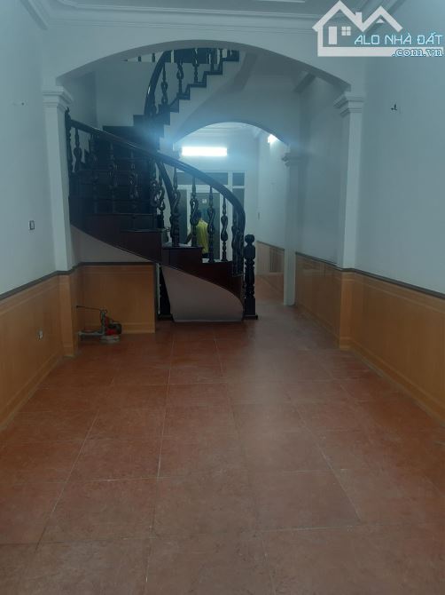 Cho thuê nhà ngõ 2 phố Phạm Tuấn Tài. Diện tích 50m2 x 4 tầng mặt tiền 4m, ngõ ô tô đi lại