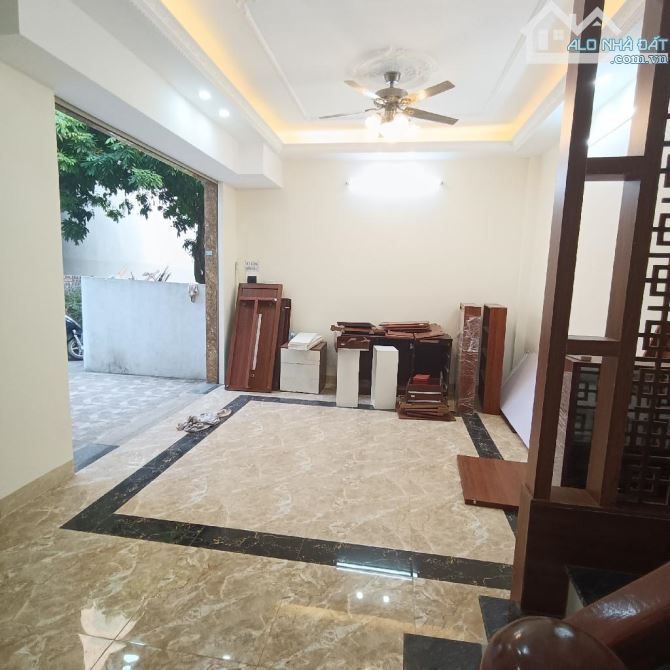 Giá Rẻ nhất khu vực, Chỉ hơn 4 tỷ sở hữu nhà 5 tầng Phúc Lợi, Lô góc gần ô tô, 30m MT 4.3m