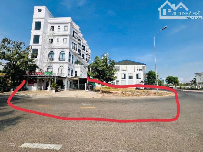 Bán Khách Sạn Lô Góc Đào Tấn - Phan Thiết 680m2 đất có Ks 32 phòng 35 tỷ