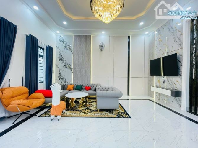 Villa sân vườn - full nội thất - đường trước nhà 12m - giá 8,x tỷ - 1