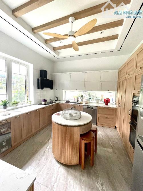 Bán nhà Phân lô Nguyên Hồng,Đống Đa DT 90m2, mt 7m.Vỉa hè,ô tô.Giá 32 tỷ - 1