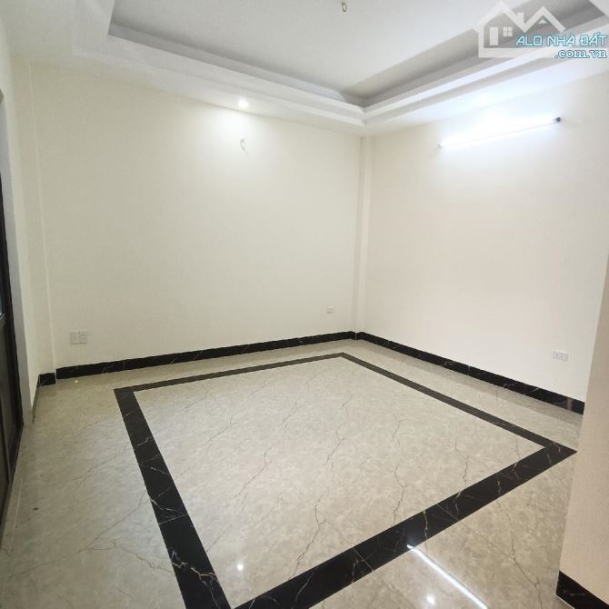 Giá Rẻ nhất khu vực, Chỉ hơn 4 tỷ sở hữu nhà 5 tầng Phúc Lợi, Lô góc gần ô tô, 30m MT 4.3m - 2