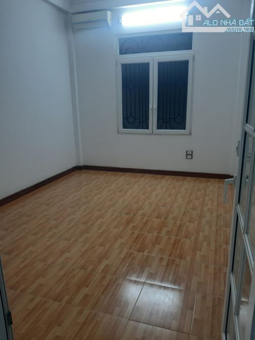 Cho thuê nhà ngõ 2 phố Phạm Tuấn Tài. Diện tích 50m2 x 4 tầng mặt tiền 4m, ngõ ô tô đi lại - 4