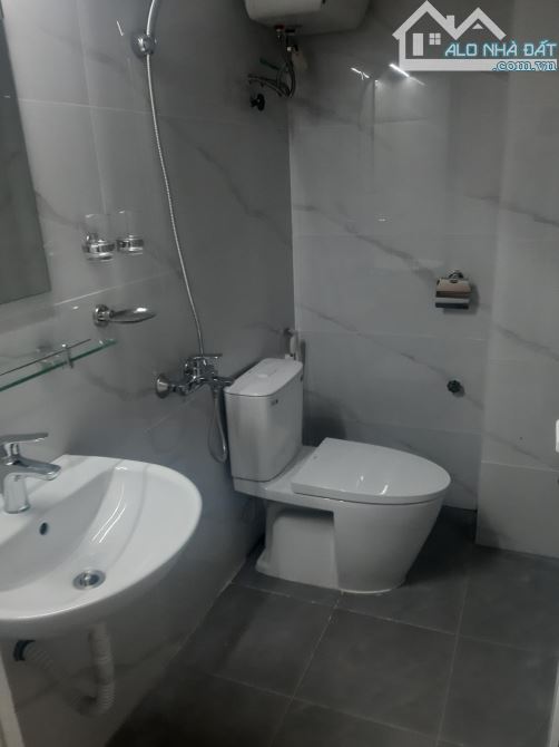 Cho thuê nhà ngõ 2 phố Phạm Tuấn Tài. Diện tích 50m2 x 4 tầng mặt tiền 4m, ngõ ô tô đi lại - 5