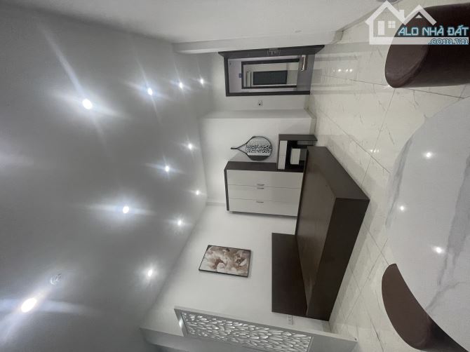 Bán CHDV Ngã Tư Sở 96m2 x 7tầng, thang máy, 11P khép kín, doanh thu 900tr/năm