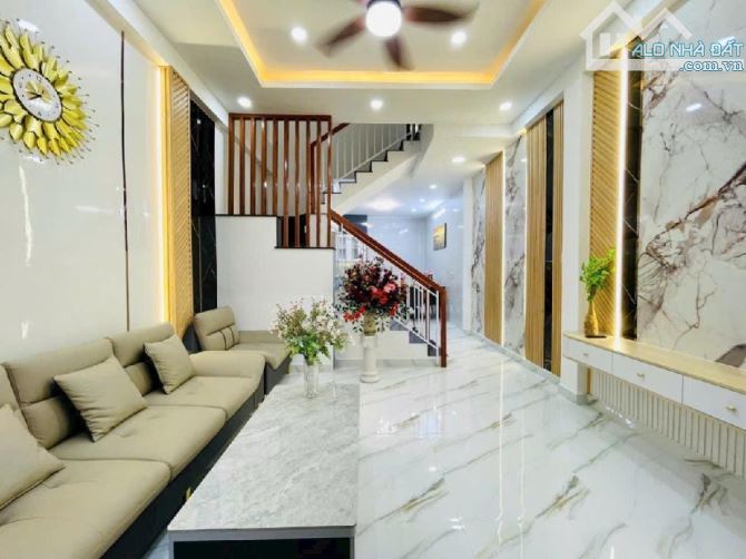 🏠🏠 NHÀ ĐẸP - NỞ HẬU - RỘNG RÃI THOÁNG MÁT - XE HƠI ĐỖ CỬA - PVCHIÊU, P14, GV