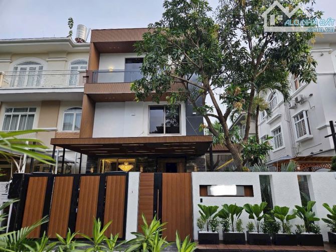 Nhà mới ngay Nguyễn Lương Bằng - Quận 7. DT 11x20 - 3 Lầu, nội thất cao cấp chính chủ