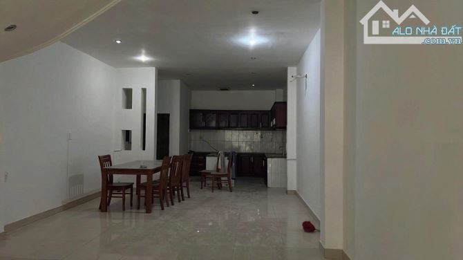 Nhà mặt tiền Phạm Phú Thứ, phường 11, DTSD 450m2, 1 trệt 3 lầu, 7PN 6WC, sân thượng.