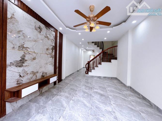 Nhà 4 Tầng 45m2 có sân riêng, Ô tô đỗ gần, 500M Ra Đại Lộ Thăng Long - 1
