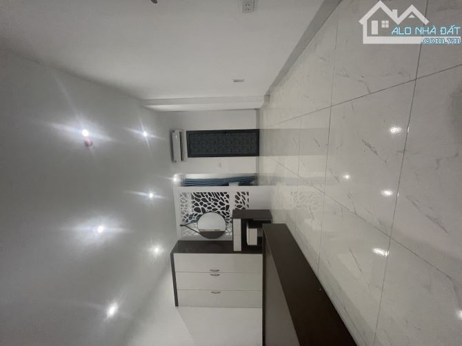 Bán CHDV Ngã Tư Sở 96m2 x 7tầng, thang máy, 11P khép kín, doanh thu 900tr/năm - 2
