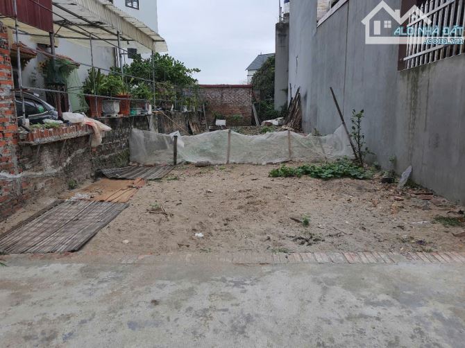 Bán mảnh đất 80m2  full đất ở đô thị tại tổ 2 TT Quang Minh, ngõ ô tô 5 chỗ tránh