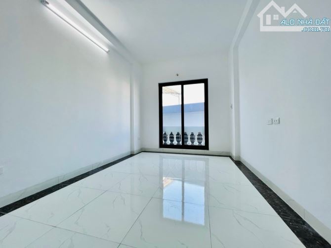NHÀ QUÁ ĐẸP – LÔ GÓC  - 2 THOÁNG – NỞ HẬU – TRUNG TÂM LONG BIÊN – GẦN Ô TÔ. GIÁ 5,9 TỶ - 3