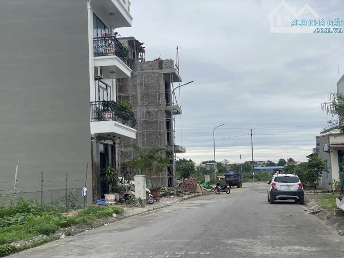 Duy nhất 75m2 giá chỉ 2,5 tỷ mặt vườn hoa tại khu phân lô đống chuối, Hùng Vương,