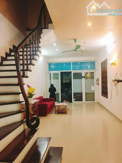 Bán nhà đẹp ở luôn Đường Láng Đống Đa. Sổ A4 44m, 5 tầng MT4m5 Giá 11 tỷ Ô tô đỗ ngày đêm