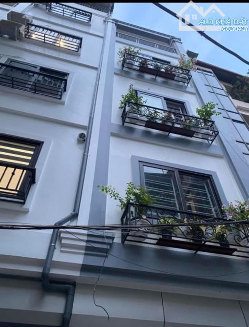 Bán nhà đẹp ở luôn Lạc Long Quân Cầu Giấy. DT 37m, 5 tầng, MT3m4 Giá 8 tỷ Ngõ ô tô - 1