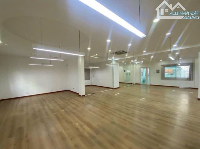 Bán gấp nhà MT đường thương hiệu Giáp Phường Bến Thành Quận 1, ngang 4.2m giá chỉ 31 Tỷ - 2