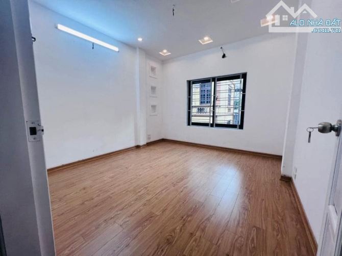 Bán nhà đẹp ở luôn Lạc Long Quân Cầu Giấy. DT 37m, 5 tầng, MT3m4 Giá 8 tỷ Ngõ ô tô - 2