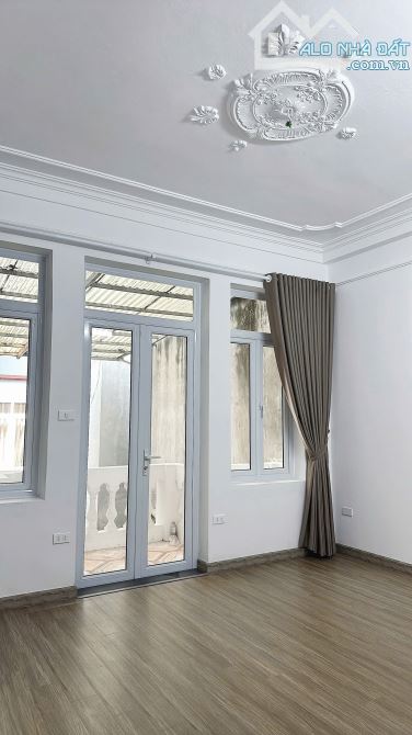 Bán nhà Tây Hồ gần 70m2 giá có hơn 8tỷ xíu sân để xe cực rộng nhà dân xây. - 3