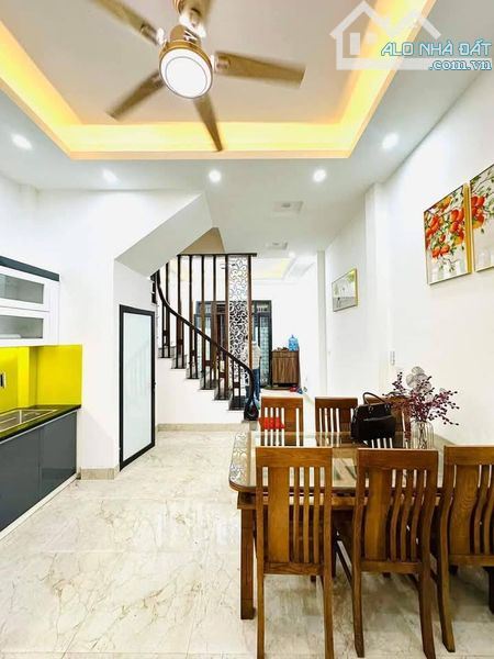 Hiếm- Bán nhà Hoàng Quốc Việt,lô góc, 40m ra bãi đỗ xe ô tô, thông ngõ,35m2*4T, 7 tỷ 400