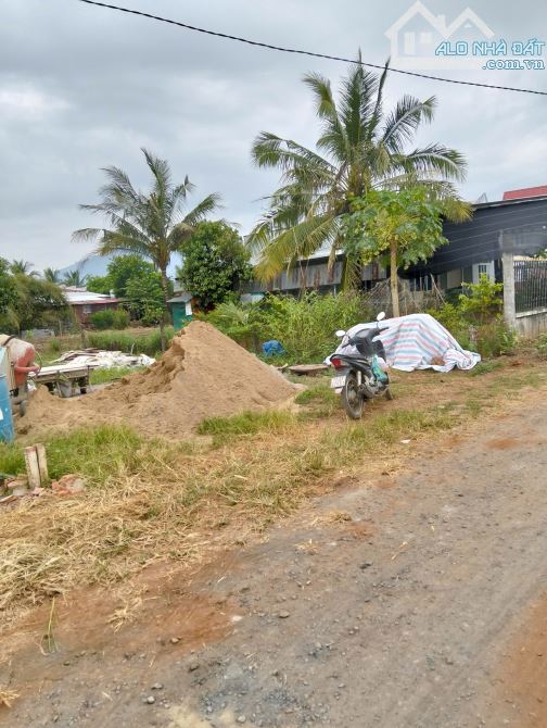 Bạn mình cần bán lô đất có DT: 962m2 (gần 1 sào) thổ cư 300m gần QL1A, Xuân Lộc, Đồng Nai