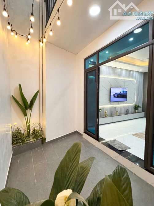 Nhà đẹp Hai Bà Trưng - Ô tô đỗ cửa - Ngõ thông - Sát phố - Full nội thất sang xịn.